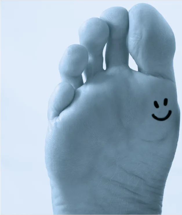 Ein gesunder, gut gepflegter Fuß mit einem fröhlichen, lächelnden Smiley, der Wohlbefinden und Gesundheit symbolisiert.